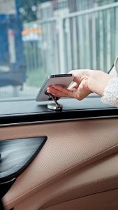 Holder Ponsel Mobil dengan Tempelan Magnetik Khusus Navigasi Mobil Model Terbaru dengan Lipatan Logam Magnet Kuat dan Dapat Diputar untuk Kontrol Tengah
