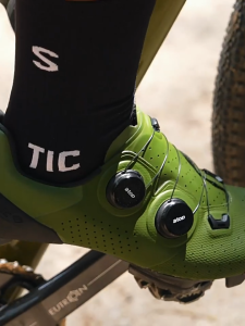 Santic Men Cycling Shoes for MTB Cleats Carbon Fiber Grade 14 Lightweight Lock Mountain Bike Sneakers