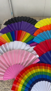 พัดจีน พัดพลาสติกสีสด สำหรับเต้นรำ โชว์ แสดงศิลปะ ใช้เป็นพร็อพประกอบการแสดง สไตล์จีน