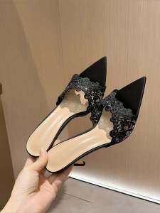 รองเท้าส้นสูงแบบสวมหัวแหลมสำหรับงานปาร์ตี้ สไตล์หรูหรา ดีไซน์ใหม่ รองเท้าแตะส้นเดี่ยวสีดำ ผ้าปักลาย รองเท้าฤดูร้อน