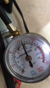 Đồng hồ đo áp suất khí nén Gauge loại 10kg đường kính 40mm kết nối với ống hơi qua phe gài sai số thấp