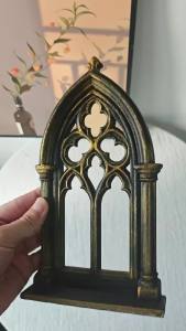 Kệ Treo Tường Hình Cửa Sổ Hoa Hồng Gothic Phong Cách Cổ Điển Màu Đen Vàng Kiểu Nhà Thờ Hình Vòm Nhọn Rỗng Để Trưng Bày Đồ Trang Trí Bằng Pha Lê