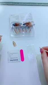 เล็บปลอมใหม่ เล็บยาว DD1007 เล็บปลอมดอกไม้สีแดงไข่มุกสวยงามแฟลชเจาะ สไตล์ฝรั่งเศส 24 ชิ้น