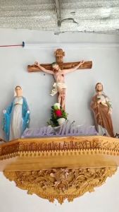 Kệ thờ gỗ pơ_mu điêu khắc chữ" Thiên Chúa là tình yêu" size: 80x30(cm) không bao gồm tượng - kệ thờ cô.ng gi.áo