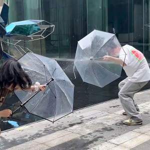 Đồ chơi phun nước tích hợp Ô cầm tay che mưa. 2 trong 1 người lớn trẻ em vui chơi hoạt động