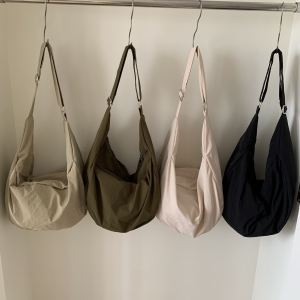 กระเป๋าสะพายข้างทรงหม้อต้มสไตล์ย้อนยุคขนาดใหญ่ ผ้าไนลอน กระเป๋าเดินทาง กระเป๋าออกกำลังกาย กระเป๋าสะพายข้างสำหรับผู้หญิง กระเป๋าสะพายข้างแบบลำลอง