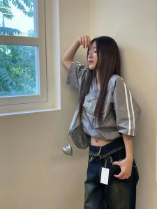 เสื้อยืดแขนสั้นคอวีสไตล์เกาหลี ทรงหลวม สไตล์ทำงาน ลายตัวอักษร แฟชั่นสตรีท สำหรับผู้หญิงวัย 18-24 ปี