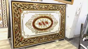 Trang trí cầu thang sảnh nhà bằng thảm gạch men