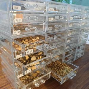 กล่องเก็บยาจีนแบบใสป้องกันฝุ่น Acrylic ชั้นวางยาจีนขนาดเล็กสำหรับใช้ในบ้านแบบพับได้ กล่องเก็บยาจีนแบบดึงดูด