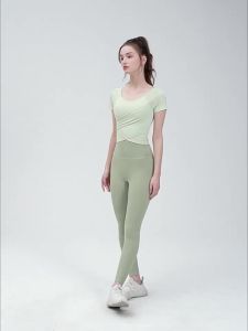 alo yoga พับไขว้สลิมโยคะแขนสั้นพร้อมแผ่นหน้าอกชุดโยคะชิ้นเดียว T เสื้อฟิตเนสผู้หญิงเปลือยดูผอม