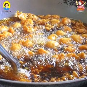 แป้งทอดกรอบปรุงสําเร็จ/แป้งทอดลูกชิ้นตราอารีย์ สูตรกรอบนาน น้ําหนัก 500 กรัม