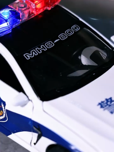 Đồ chơi xe ô tô cảnh sát BMW-M8 bằng hợp kim chạy cót có nhạc và đèn mở được các cửa tỷ lệ 1:32 toys