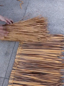 สําหรับตกแต่งหลังคา หลังคาฟาง หญ้าหลังคา หลังคาหญ้าเทียม 100CM*50CM มุงจำลอง ป้องกันการกัดกร่อน ฉนวนกันความร้อน หญ้าพลาสติก