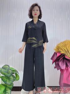 Elegant Silk Short Outerwear for Women over 50 with Button Design  Silk Top Loose Fit V-Neck Three-Piece Set