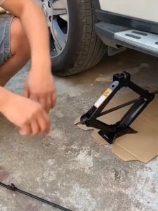 2.0T car scissor jack hand car scissor jack maintenance tool lift Automotive Jack Kit Tire Jack Portable With Ratchet