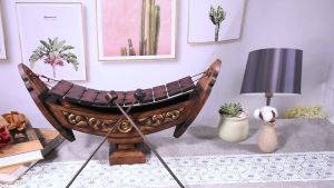 งานฝีมือไม้เนื้อแข็งแกะสลักเครื่องดนตรีระนาดสไตล์เอเชียอาคเนย์เครื่องประดับห้องนั่งเล่นตู้ทีวีได้อย่างราบรื่น เครื่องประดับไม้ระแนงพิณเคาะเครื่องดนตรี