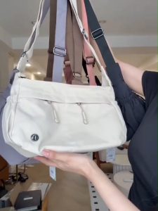 Lingky กระเป๋าสะพาย ผ้าร่มสปอร์ตแบบใหม่ น้ำหนักเบามาก ไซส์ 10" มี 4 ซิป+2 ช่องด้านข้าง (LU 0612)