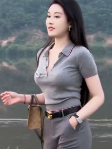 เสื้อยืดคอกลมแขนสั้นผู้หญิงสไตล์สปอร์ตสบายๆ ฤดูร้อนใหม่ เสื้อผ้าทำงานคอตตอนผสมโพลีเอสเตอร์ ทรงหลวม แฟชั่นลำลอง