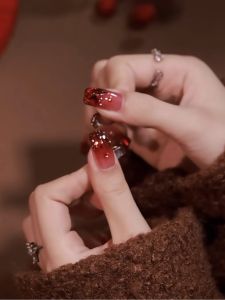 2025 ใหม่ติดเล็บทำมือสำเร็จรูปสีแดงประดับเพชรเล็บใส่ได้เล็บทาเล็บสีขาวเล็บเทียมติดเล็บที่สวมใส่สบาย