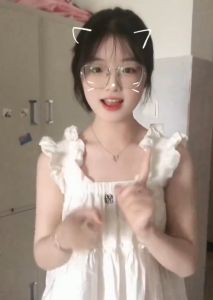 เสื้อครอปสีขาว แขนกุดระบาย ผ้าฝ้าย ทรงปล่อย แขนและรอบอกสม็อคยางยืด ตัวเสื้อเย็บระบาย เสื้อยืดผู้หญิง ชุดไปทะเล #8846