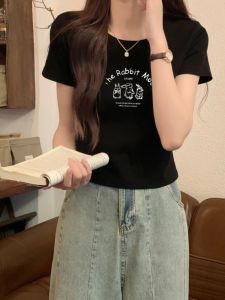 เสื้อยืดแขนสั้นทรงสลิมฟิตสำหรับผู้หญิงในช่วงฤดูร้อน เสื้อตัวสั้นสีพื้นลายดอกไม้แบบสวมหัว ทรงปกติ ผลิตจากผ้าฝ้ายผสมโพลีเอสเตอร์