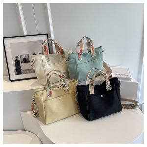 [พร้อมส่งทันที จากไทย] InHouse888 กระเป๋า Canvas ผ้าหนาอย่างดี ตกแต่งลายกราฟฟิคดอกไม้เก๋ๆ ที่หูหิ้วและสายสะพาย น่ารักมากๆ