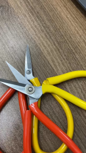 Kéo Cắt Chỉ Cán Sắt Bọc Nhựa 2 Size – Lưỡi Nhọn Cán Mềm Chống Trượt