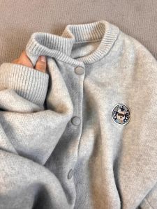 Áo Len Cardigan Dày Thêu Hình Gấu Mềm Mại Cổ Tròn Cho Nữ Áo Khoác Ngoài Mùa Xuân Thu Áo Len Dệt Kim Thường Ngày Phong Cách Hàn Quốc