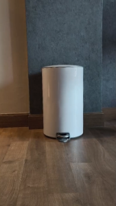 Tempat Sampah Pedal 12L Anti Bau dengan Tutup Soft Close Desain Modern untuk Kamar Mandi dan Dapur