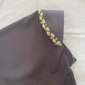 ผ้าคลุมกุลยะห์รุ่นลูกไม้คาดหัว มีคาง มีเชือก ขนาดไซต์XL