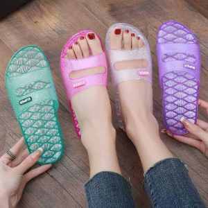 รองเท้าแตะคริสตัลสำหรับผู้หญิงในช่วงฤดูร้อนปี 2025 รองเท้าแตะแบบสวมลำลองแบบสวมส้นแบนสำหรับในบ้านและใช้ในห้องน้ำ