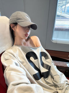 เสื้อสเวตเตอร์คอกลมแขนยาวทรงหลวมสไตล์อเมริกันย้อนยุคพร้อมพิมพ์ลายตัวอักษรสำหรับผู้หญิงในช่วงต้นฤดูใบไม้ร่วง