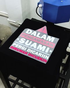 Desain Kaos Keren - Kaos Kata Pasangan DPS Pergi Dicariin Bahan Combed 20s Lembut Nyaman Standar Distro