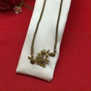 สร้อยคองานดิบทองเหลืองลายสี่เสาห้อยจี้ดอกไม้ ความยาว 17 นิ้ว งานดิบไม่ได้ชุบ ทองเหลืองโบราณ ใส่ได้ทุกโอกาส ใส่อาบน้ำได้ พร้อมส่ง