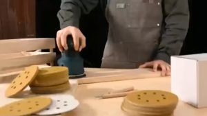 กระดาษทรายกลม5นิ้ว8รู(สีเหลืองคุณภาพสูง)กระดาษทรายตีนตุ๊กแก กระดาษทรายกลมหนามเตย กระดาษทรายกลมหลังสักหลาด ขัดไม้ แผ่นขัดไฟเบอร์ เหล็ก