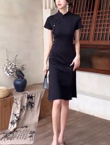 แม็กซี่เดรสคอจีน แขนสั้น มีซิปหลัง แต่งกระดุมจีนที่อกและข้างลำตัว กระโปรงทรงตรงผ่าข้าง แถม!พู่ห้อย เดรสกี่เพ้าสีแดง #905