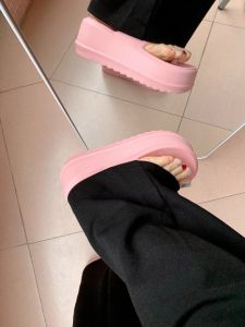 รองเท้าแตะส้นหนาสีชมพู ผู้หญิง ฤดูร้อน สวมใส่กลางแจ้งเพิ่มความสูงเท้า Eva กันลื่น รองเท้าแตะชายหาดเย็น ลำลอง รองเท้าส้นสูง EVA