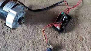 12V ผู้ว่ามอเตอร์แปรง DC มอเตอร์ควบคุมความเร็ว 40A 2000W 9V-50V จอ DC ตัวควบคุมความเร็ว 24V-48V ตัวควบคุมความเร็วมอเตอร์ DC PWM โมดูลลดแสงและควบคุมอุณหภูมิ ปรับได้ สําหรับรถบังคับ