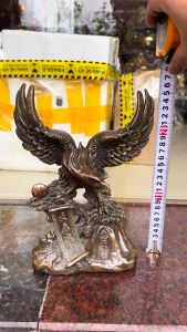 Tượng đại bàng đứng cây tùng bằng đồng hun giả cổ phong thủy cao 25cm ngang 20cm nặng 3kg