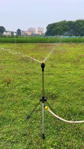 หัวฉีดน้ำหมุนอัตโนมัติ พร้อมขาตั้ง 3 ขา ใช้งานง่าย สำหรับรดน้ำต้นไม้ สนามหญ้า และสวนผัก