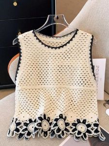 เสื้อกั๊กถักแขนกุดลายดอกไม้สไตล์วันหยุดสำหรับผู้หญิง ฤดูร้อน 2025 ทรงสั้น คอกลม กระดุม ทรงหลวม ใส่ได้หลากหลาย