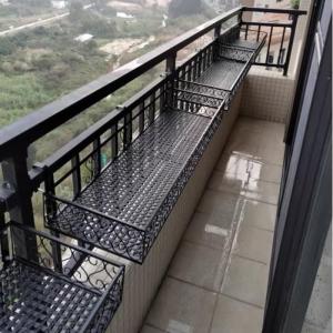 Hanging Iron Art Flower Pot Rack Plastic Gallon Flower Pots for Balcony Railings Simple Decorative Items for Growing Flowers