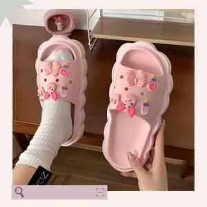 QJshop    แบบใหม่☄️ รองเท้าแตะใส่สบาย รองเท้าแตะตัวการ์ตูน รองเท้าแตะทรงใหม่ ดีไซน์รองเท้าไม่ซ้ำใคร แถมลูกเล่นตัวการ์ตูนติดลองเท้าเลือกติดตามความต้องการได้เลย พื้นนุ่มใส่แล้วสบายเท้า ซื้อเลยไม่ต้องสนลูกใคร🔮