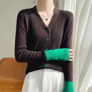 เสื้อคาร์ดิแกนถักคอวีทรงสลิมฟิตสำหรับผู้หญิง เสื้อคลุมกันหนาวแบบบาง ทรงเข้ารูป สไตล์ฤดูใบไม้ผลิ 2024 เสื้อคลุมกันหนาวแบบสวมหัว