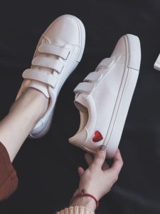 รองเท้าผ้าใบสีขาวรุ่นใหม่สำหรับผู้หญิง ทรงหัวมน ส้นแบน พื้นยาง ฤดูใบไม้ผลิและฤดูใบไม้ร่วง รองเท้าผ้าใบแบบสวมสบายสำหรับนักเรียน