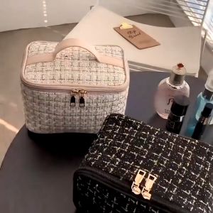 MAANGE Dust Bag: A Waterproof & Easy-to-Use Cosmetic Grooming Accessory