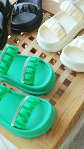 รองเท้าแตะชนิดนุ่มพิเศษ (เพชรหลุด ใช้งานได้ปกติ) วัสดุยางนิ่ม น้ำหนักเบา กันน้ำ รองเท้าส้นตึก #sy114