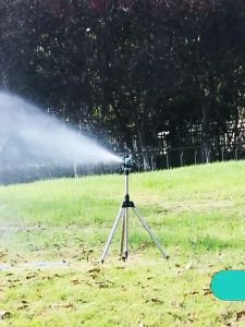 สปริงเกลอร์ชลประทาน แบบหมุนได้ 360 องศา พร้อมขาตั้งกล้อง อัตโนมัติ สําหรับรดน้ําในสวน