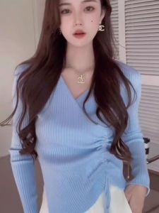 เสื้อสเวตเตอร์ถักคอวีแขนยาวทรงสลิมฟิตสำหรับผู้หญิง เสื้อชั้นในสั้นไม่สมมาตร แฟชั่นฤดูใบไม้ผลิและฤดูใบไม้ร่วง