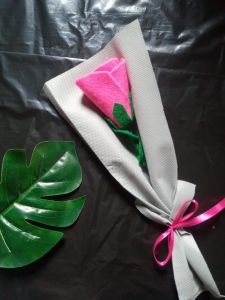 Bucket flanel bunga mawar satu tangkai untuk kado wisuda murah